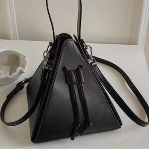 BLACK TRIANGLE HANDBAG W/STRAP by Gecko